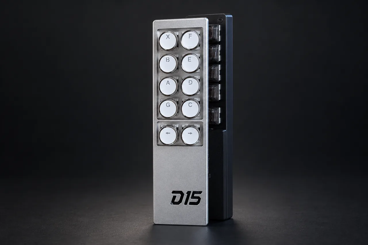 D15吉他实物，银色面板与白色圆键帽